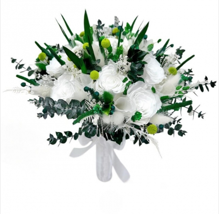 Buchete cu flori criogenate - Buchet flori criogenate cu 17 trandafiri, plante verzi delicate ,eucalipt si feriga, rezistent , ideal pentru buchet mireasa sau ocazii speciale