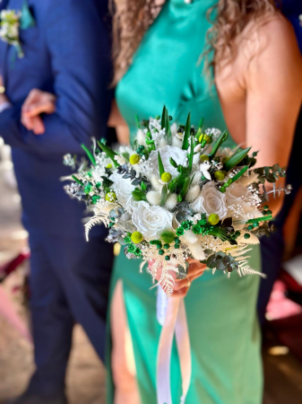 Buchet flori criogenate cu 17 trandafiri, plante verzi delicate ,eucalipt si feriga, rezistent , ideal pentru buchet mireasa sau ocazii speciale [2]