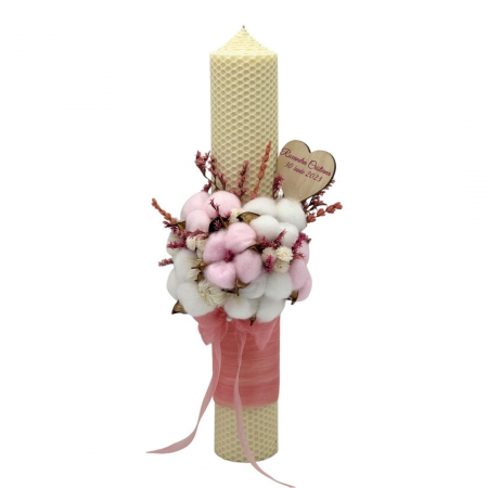 Lumanari cu aranjament floral - Lumânare din ceară naturală tip fagure, decorată cu flori de bumbac alb/roz și plante naturale uscate, personalizabilă pentru cununie religioasă sau botez