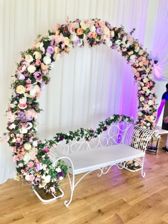 Servicii - Evenimente - Inchiriere arcada si bancuta  pentru evenimente, decorate cu flori
