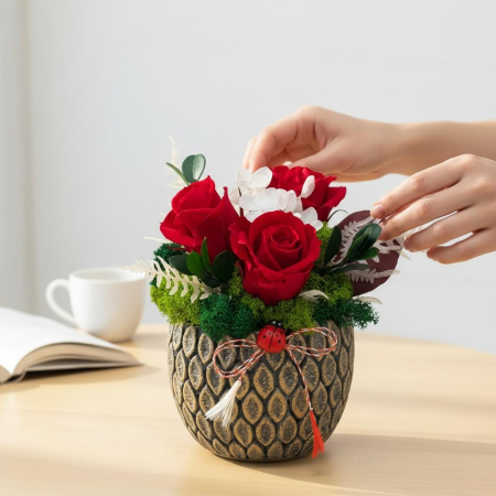 Aranjament floral cu 3 trandafiri criogenati si licheni naturali stabilizati in ghiveci decorativ premium – cadou elegant, decor casa sau birou, flori naturale care rezista ani de zile [1]