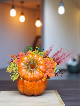 Aranjament floral de toamnă sau Halloween , în dovleac – decor handmade cu flori artificiale și naturale uscate [1]