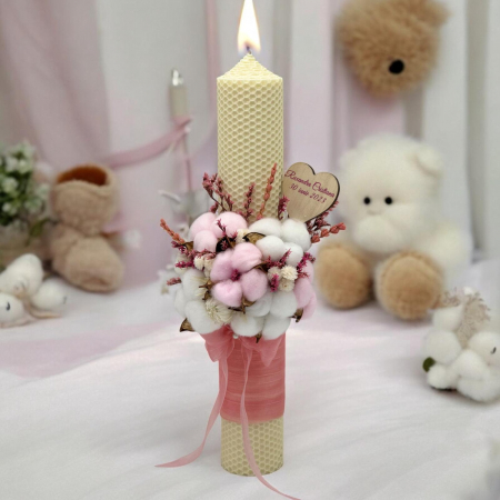 Lumânare din ceară naturală tip fagure, decorată cu flori de bumbac alb/roz și plante naturale uscate, personalizabilă pentru cununie religioasă sau botez [1]