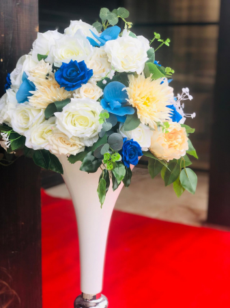 Stalpisori decorativi - Inchiriere Stalpisori tip clepsidra cu aranjament floral alb-albastru