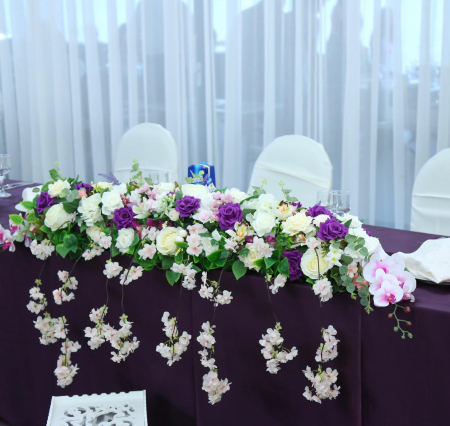 Salon - Închiriere aranjament floral central alb- mov,  pentru masa de prezidiu