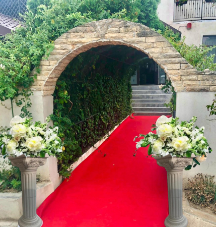 Stalpisori decorativi - Inchiriere Coloane Romane cu Aranjamente Florale – Eleganță pentru Evenimentul Tău