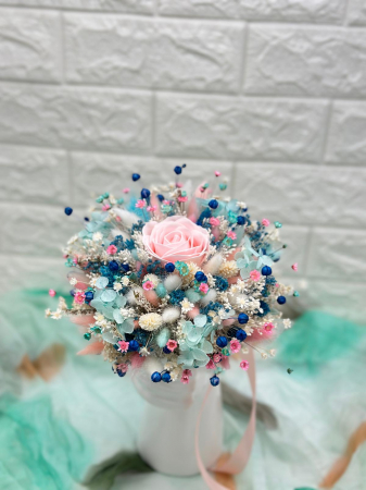 Buchet mic cu trandafir, hortensie si mix de flori naturale uscate, roz-albastru [2]