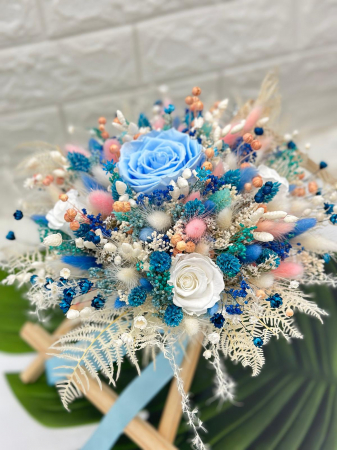 Buchet  personalizabil cu trandafirI criogenatI si flori  naturale uscate predominant blue [2]