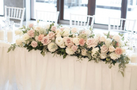 Salon - Închiriere aranjament floral central pentru masa de prezidiu