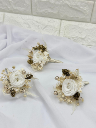 Set 3 Cocarde cu miniroze si flori naturale uscate alb-auriu [1]