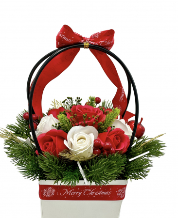 Aranjament de Craciun cu 9 trandafiri din sapun si brad in cosulet (Multicolor) [3]