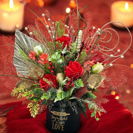 Aranjament floral elegant cu trandafiri din săpun parfumat, hortensie stabilizată și elemente decorative [1]