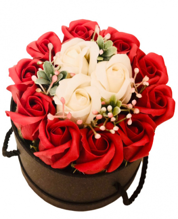 Aranjamente cu flori din foita de sapun - Aranjament Floral EVENTISSIMI - Trandafiri Sapun, Rosu/Bej, cutie de cadou