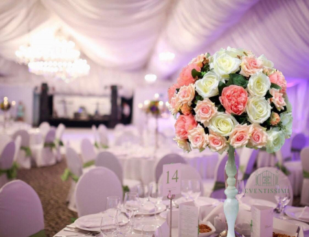 Decor mese invitati - Inchiriere Aranjament floral pe suport alb pentru evenimente
