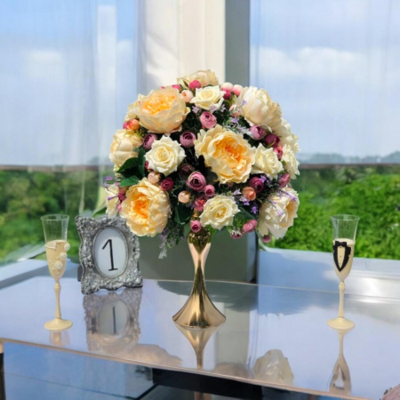 Decor mese invitati - Inchiriere Aranjament floral masa, pe suport auriu pentru evenimente