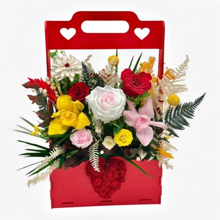 Aranjamente florale cu flori din matase - Aranjament floral premium cu flori criogenate si inima licheni – Cutie lemn roșie