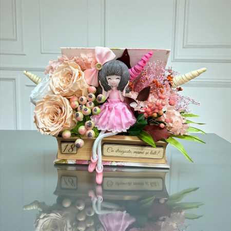 Aranjament flori in carte ,personalizabil ,cu licheni, trandafiri, hortensie si plante naturale criogenate si stabilizate [2]