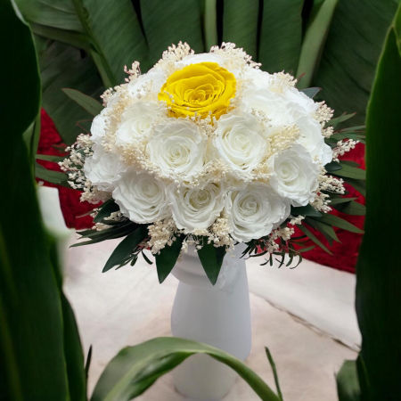 Buchet cu 17 trandafiri naturali criogenati, plante verzi ,floarea miresei, rezistent , ideal pentru buchet mireasa sau ocazii speciale [1]