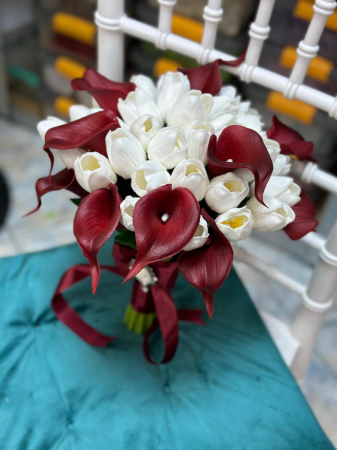 Buchet de flori elegant cu Lalele Albe și Cale Bordo [1]