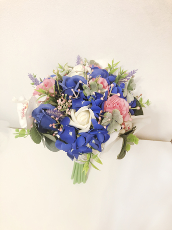 Buchet mediu personalizabil cu trandafiri, orhidee, hortensie si verdeata (Albastru, Alb, Verde) [2]