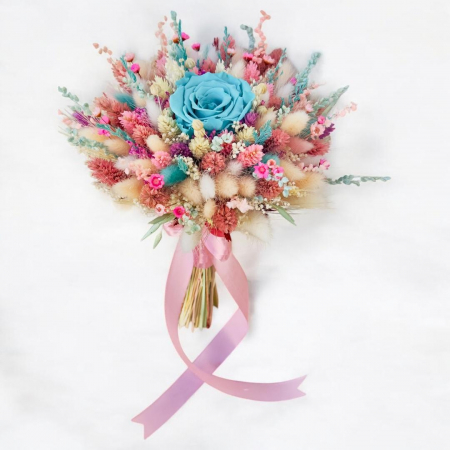 Buchete cu flori criogenate - Buchet mic cu trandafir criogenat central si mix de flori naturale uscate, roz-albastru