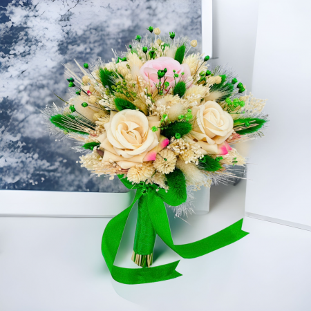 Buchet mic personalizabil cu trandafiri din catifea si flori naturale uscate si criogenate, (Ivory / Verde) [2]