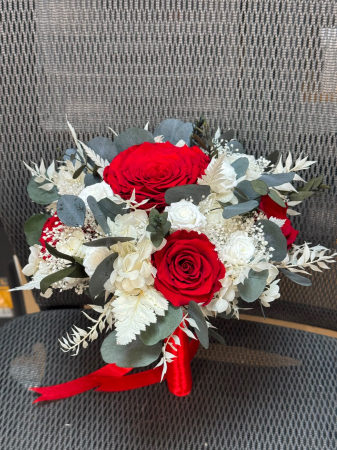 Buchet mireasa sau nasa criogenat cu 13 Trandafiri Rosii, Hortensie Alba si Eucalipt - Buchet Nunta Premium, Rezista Peste 10 Ani [3]