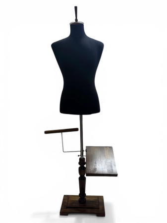 Servicii - Evenimente - Închiriere bust Manechin pentru mire – Eleganță și utilitate în ziua nunții