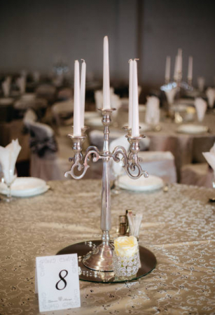 Decor mese invitati - Inchiriere sfeșnic elegant cu 5 brațe și lumânări LED incluse – Perfect pentru evenimente de neuitat
