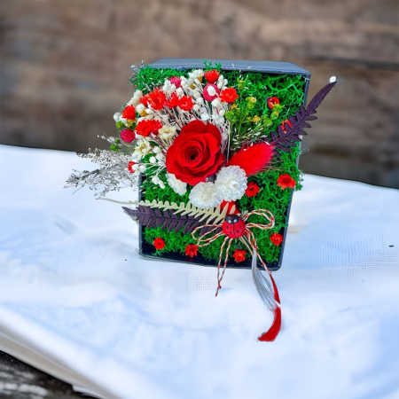 Mini aranjament floral in cutie cu licheni si flori criogenate (Rosu) [2]