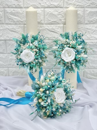 Set buchet, cocarda si lumanari cu trandafiri criogenati si plante naturale criogenate si cu lumanari tip fagure - Alb / Turquoise
