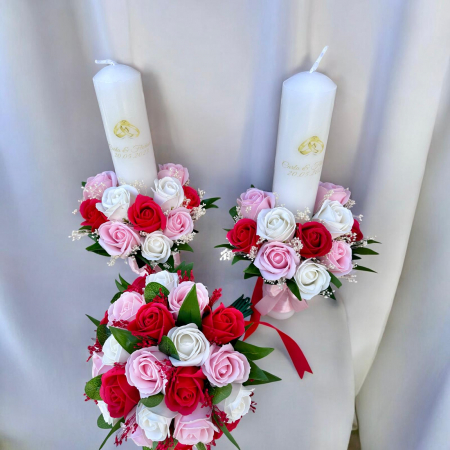 Lumanari cununie - Set nunta, 2 lumanari personalizabile cu nume si data, 40 cm cu aranjament frontal, 1 buchet mare cu 31 trandafiri  Alb/Rosu)