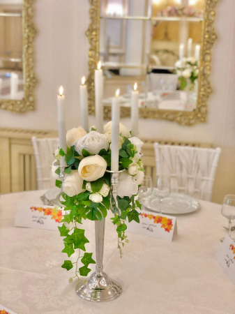 Decor mese invitati - Inchiriere aranjament masa festiva- sfesnic cu flori si lumanari  aprinse pe toata perioada evenimentului