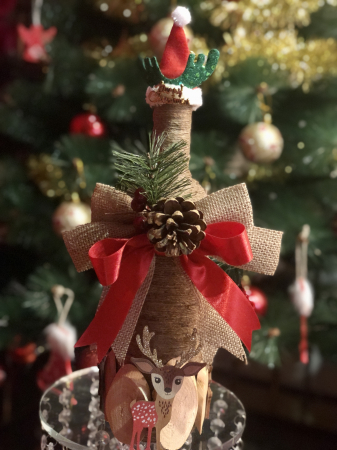 Sticla Vin Alb Demisec Cadou Decorata cu Caciulita de Craciun, Reni si Funda, Eventissimi [1]