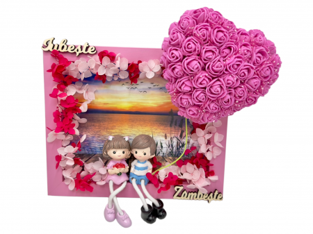Aranjamente cu flori criogenate - Tablou decorativ cu cuplu, inima si flori (roz)