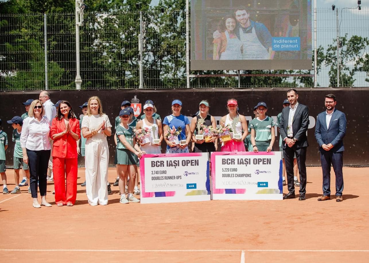 ȘTIRI: Alin Trușcă, CEO-ul EVOhoreca a acordat trofeele finalistelor de la dublu la BCR Iași Open 23.07.2023