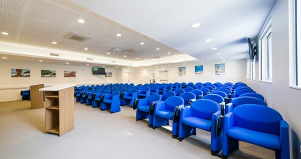 Scaun de conferinta tapitat cu roti si design scultural - AXI [7]