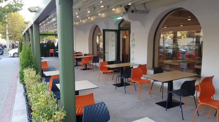 Scaune pentru exterior scoica din plastic cadru metalic stivuibile UNI 550 [4]