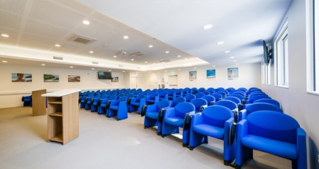 Scaun de conferinta tapitat cu roti si design scultural - AXI [6]
