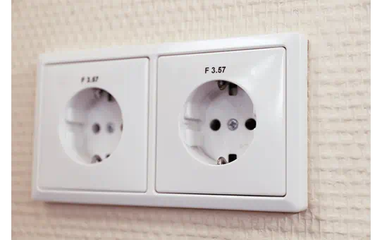 TZE111 6mm BLACK ON CLEAR [4]