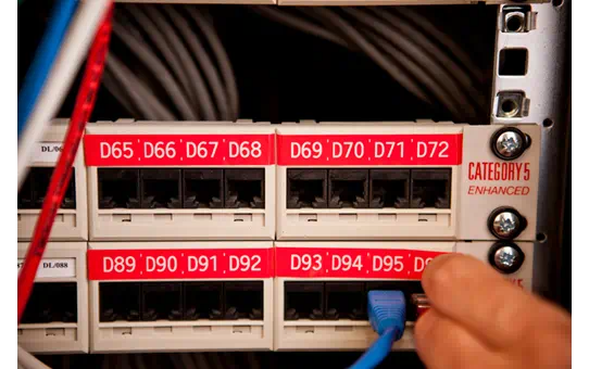 TZE435 12mm WHITE ON RED [4]