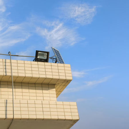 Proiector LED Solar 200W cu 42 LED SMD, Panou Solar, Telecomandă cu Setare Timp și Intensitate, Rezistență IP67, pentru Exterior [6]