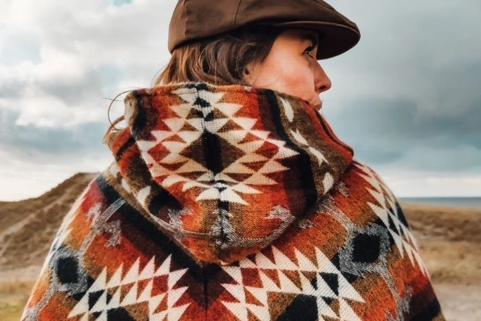 Poncho alpaca triunghiular galben [4]