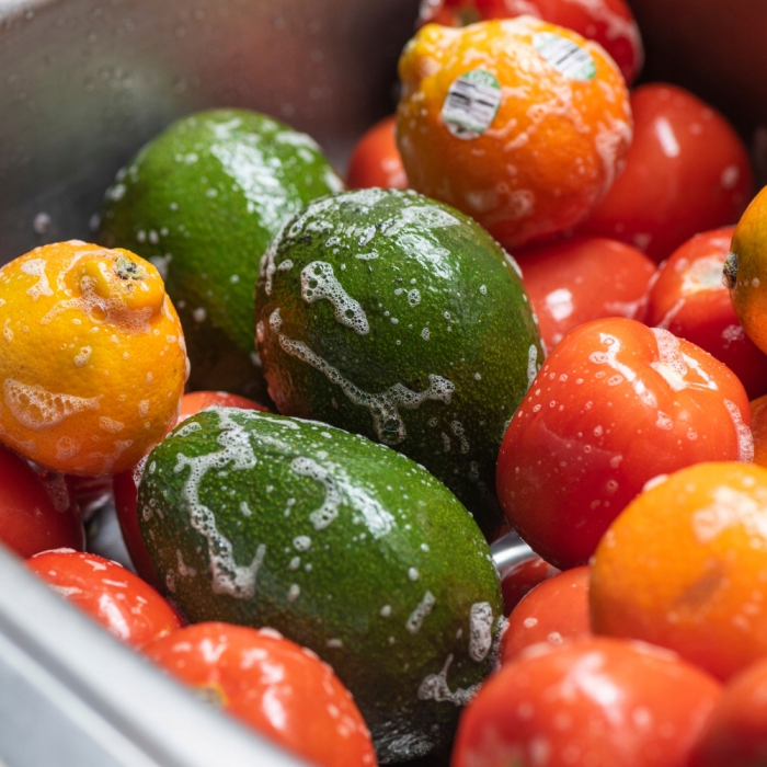 Detergent Natural 100% pentru spalarea fructelor si a legumelor 5L -este utilizat pentru a indeparta reziduurile de pesticide, ingrasaminte si contaminanti din fructe si legume -Nu are gust sau miros [2]