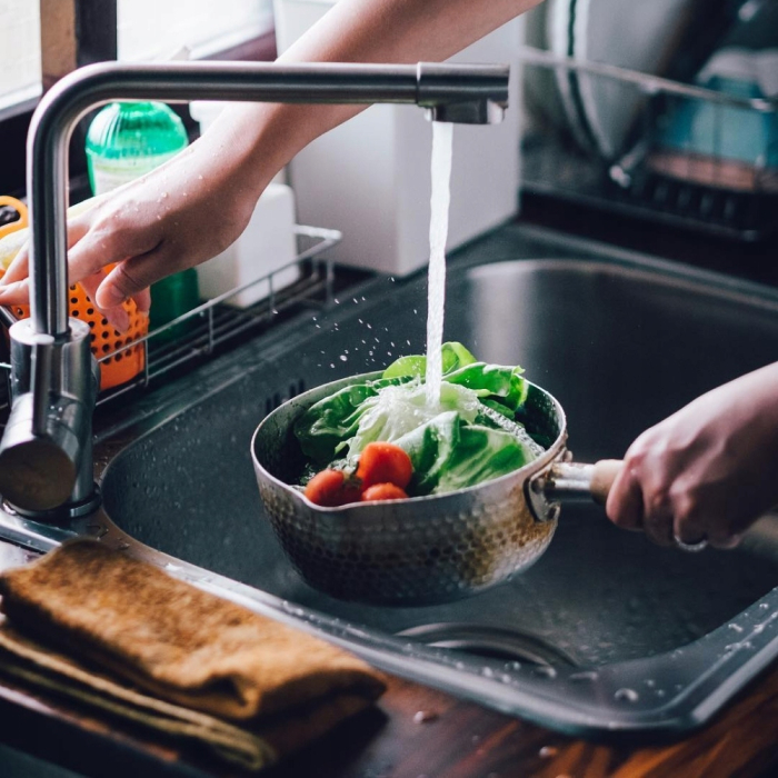 Detergent Natural 100% pentru spalarea fructelor si a legumelor 5L -este utilizat pentru a indeparta reziduurile de pesticide, ingrasaminte si contaminanti din fructe si legume -Nu are gust sau miros [4]