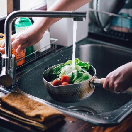 Detergent Natural 100% pentru spalarea fructelor si a legumelor 5L -este utilizat pentru a indeparta reziduurile de pesticide, ingrasaminte si contaminanti din fructe si legume -Nu are gust sau miros [3]