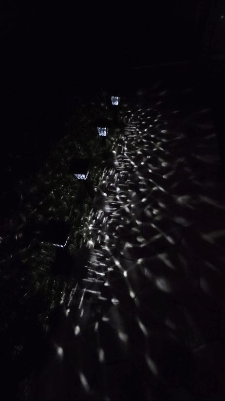 LAMPI SOLARE - Set de 4 Lămpi Solare Decorative pentru Grădină cu Proiectie de Licurici – Eleganță și Autonomie de 8 Ore