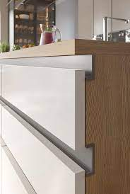 Capac dechis dreapta, profil VELLO "J", finisaj inox periat. [2]