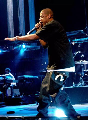 Jay-Z purtand blugi Evisu în concert