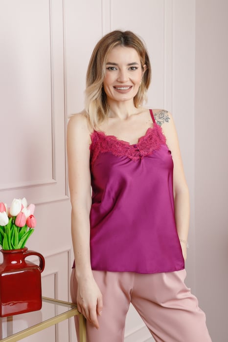 Top magenta cu aplicatie din dantela pe bust